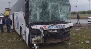 Yolcu otobüsü kamyona çarptı: 9 yaralı