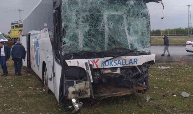 Yolcu otobüsü kamyona çarptı: 9 yaralı