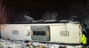 Yolcu otobüsü şarampole devrildi