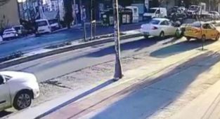 Yoldan karşıya geçmek isteyen çifte araba çarptı