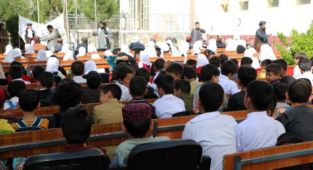 Afganistan'da erkeklere yönelik tüm okullar ve kızlara yönelik ilkokullar açıldı