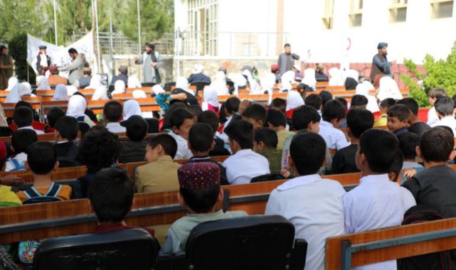 Afganistan'da erkeklere yönelik tüm okullar ve kızlara yönelik ilkokullar açıldı