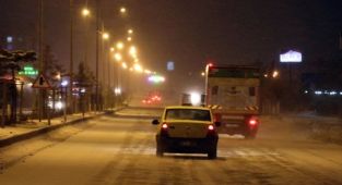 Ağrı-Erzurum kara yolu yoğun kar ve tipi nedeniyle tır geçişine kapatıldı