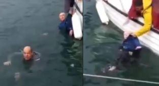 Ailevi sorunları olduğu iddia edilen yaşlı çift, el ele tutuşup denize atladı