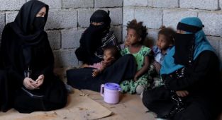 Angelina Jolie, Yemen'de bir sığınmacı kampını ziyaret etti