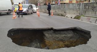 Bağcılar'da yol çöktü, 3 metrelik çukur oluştu