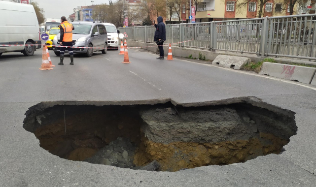 Bağcılar'da yol çöktü, 3 metrelik çukur oluştu