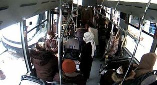 Bayılan yolcuyu güzergahını değiştirerek hastaneye yetiştirdi