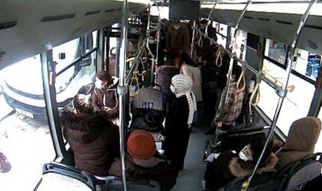 Bayılan yolcuyu güzergahını değiştirerek hastaneye yetiştirdi