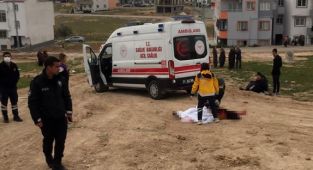 Boşanmak isteyen karısını sokak ortasında öldürdü