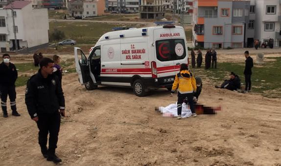 Boşanmak isteyen karısını sokak ortasında öldürdü