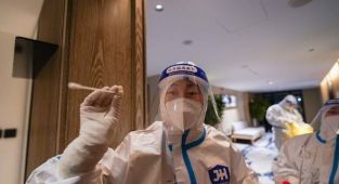 Çin'de son 24 saatte 1366, Hong Kong'da 13 bin 74 Kovid-19 vakası tespit edildi