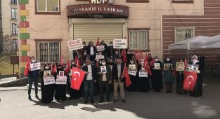 Diyarbakır annelerinin oturma eylemine bir aile daha katıldı