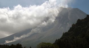 Endonezya'da Merapi Yanardağı'ndaki patlamalar nedeniyle 253 kişi tahliye edildi