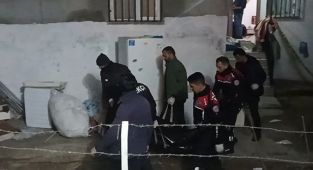 Eşinin eski kocasını kendisine ait evde pompalı av tüfeğiyle vurarak öldürdü