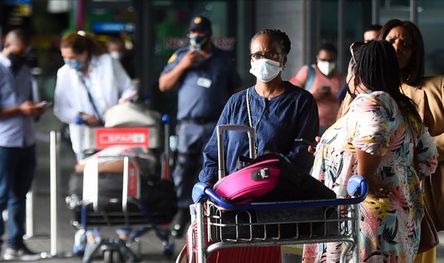Güney Afrika açık havada maske zorunluluğunu kaldırdı