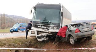 İşçi servis otobüsü ile otomobil çarpıştı: 3 ölü, 1 yaralı