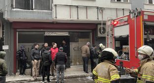 İzmir’de 3 katlı ayakkabı imalathanesinde çıkan yangın söndürüldü