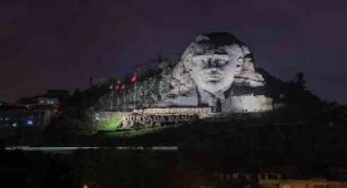İzmir'de Atatürk maskına özel aydınlatma
