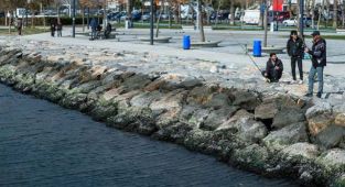İzmir'de deniz suyunun, poyraz ve gelgit nedeniyle çekildiği gözleniyor