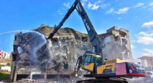 İzmir’de eski iş merkezi yıkılıyor