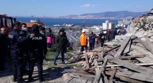 İzmir’de hurdacının girdiği bina çöktü