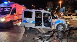 İzmir’de polis aracı kaza yaptı