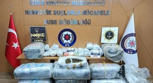 İzmir'de sokak satıcılarına yönelik uyuşturucu operasyonunda 5 zanlı yakalandı