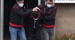 İzmir'de vatandaşları dolandıran kuyumcu kıskıvrak yakalandı