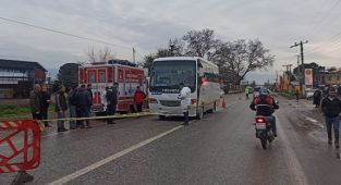 İzmir’de yolun karşısına geçmek isteyen yaşlı adama minibüs çarptı