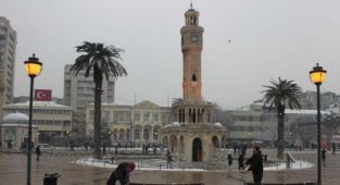 İzmir'e kar yağdı