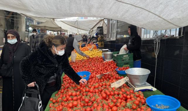 Kar yağışından dolayı sevkiyatı yapılamayan meyve ve sebzelerin fiyatları arttı