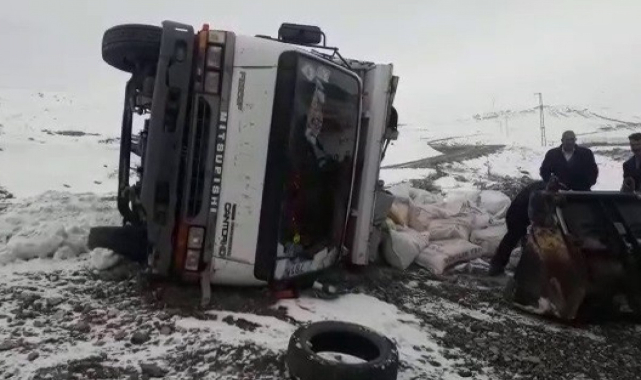Karlı yolda kayan kamyonet yan yattı
