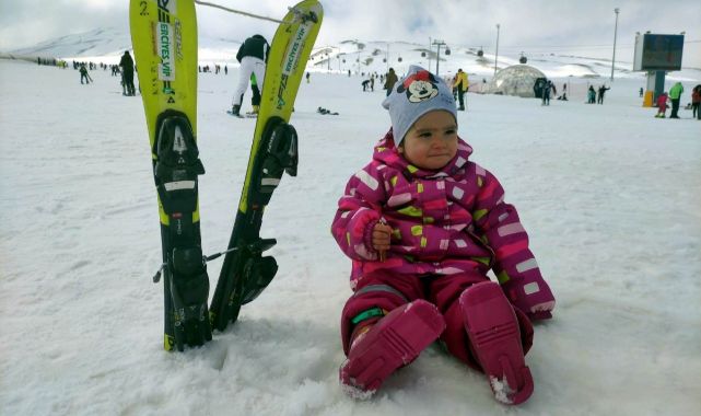 Konuşmayı öğrenemeden kayak yapmayı öğrendi