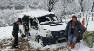 Lise öğrencilerini taşıyan servis kaza yaptı