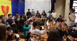 Lisede kurulan senfoni orkestrası müzik tutkunu gençleri buluşturuyor