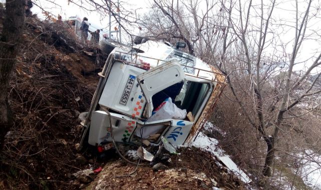 Minibüs ile otomobil çarpıştı