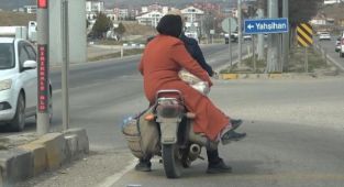 Motosikletle tehlikeli yolculuk kamerada