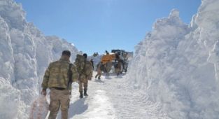 Muş'ta ekipler 5 metreye ulaşan karla mücadele ediyor