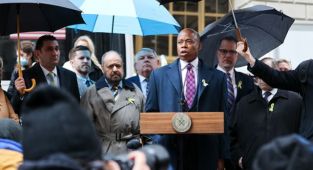 New York Belediye Başkanı Adams, Ukrayna için bayrak çekme törenine katıldı
