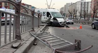 Otomobile çarpan ticari araç bariyerlere girdi: 1 yaralı