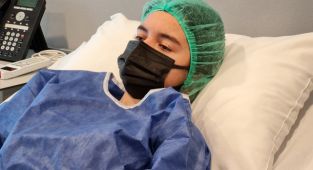 Özge'nin koluna suni kemik yerleştirildi