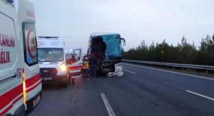 Şanlıurfa'da yolcu otobüsü tırla çarpıştı