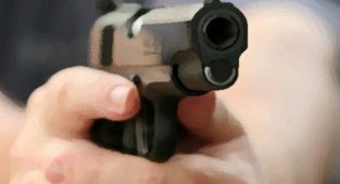 Silahını temizlerken kızı ve yeğenini vurdu