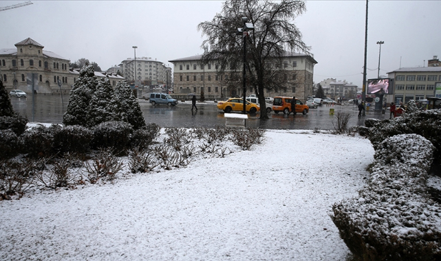 Sivas'ta kar yağışı etkili oluyor