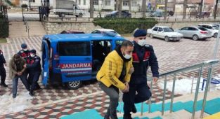 Su motorunu parçalayıp araca yüklerken suçüstü yakalandılar