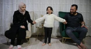 Suriye'de babasıyla 'savaş oyunu' oynayan Selva, geleceğe umutla bakıyor
