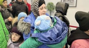 Ukrayna'dan gelen Ahıska Türkleri savaşta bıraktıkları çocukları için gözyaşı döktü