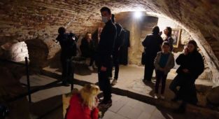 Ukrayna'nın Lviv kentinde sirenleri duyan halk 400 yıllık sığınağa koşuyor