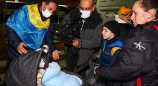 Ukraynalı kadın ve çocuklar İzmir'de